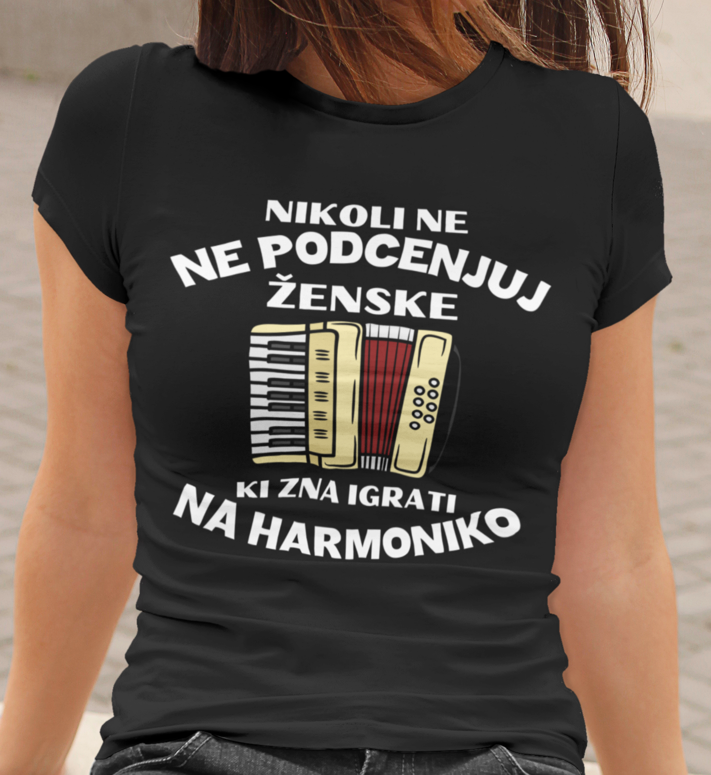 Ne Podcenjuj Ženske, Ki Zna Igrati Na Harmoniko