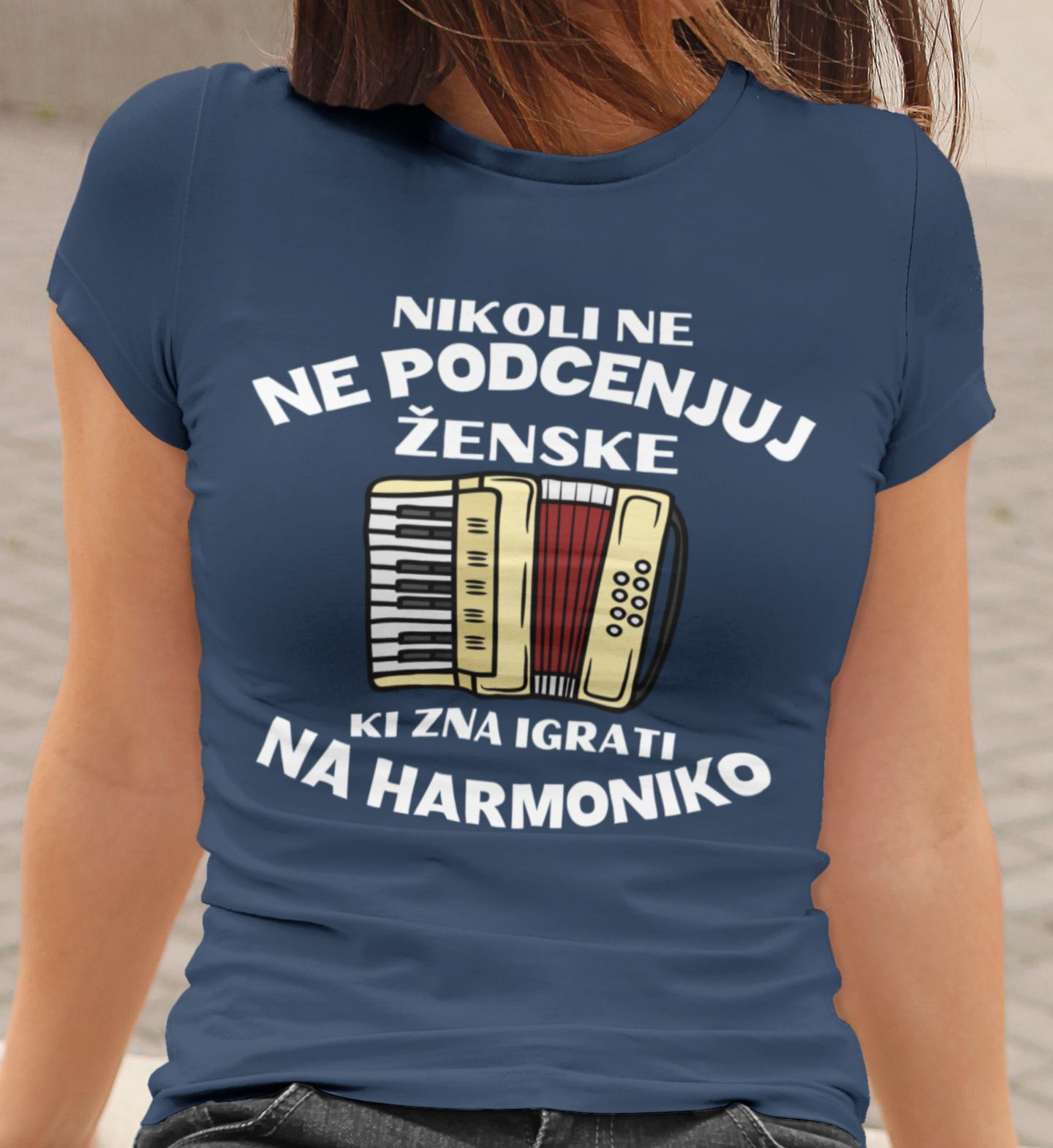 Ne Podcenjuj Ženske, Ki Zna Igrati Na Harmoniko