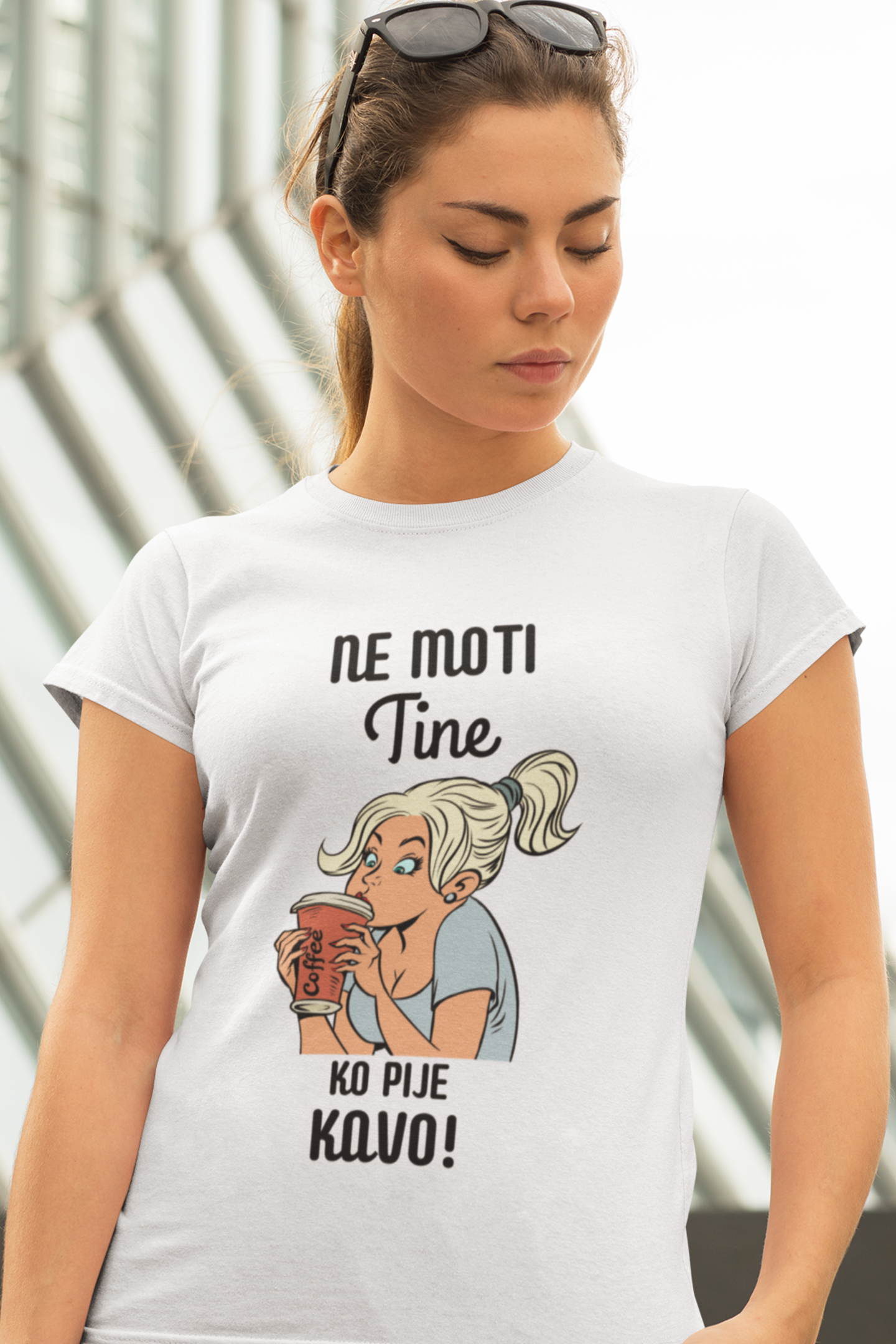 Ne moti Tine, ko pije kavo