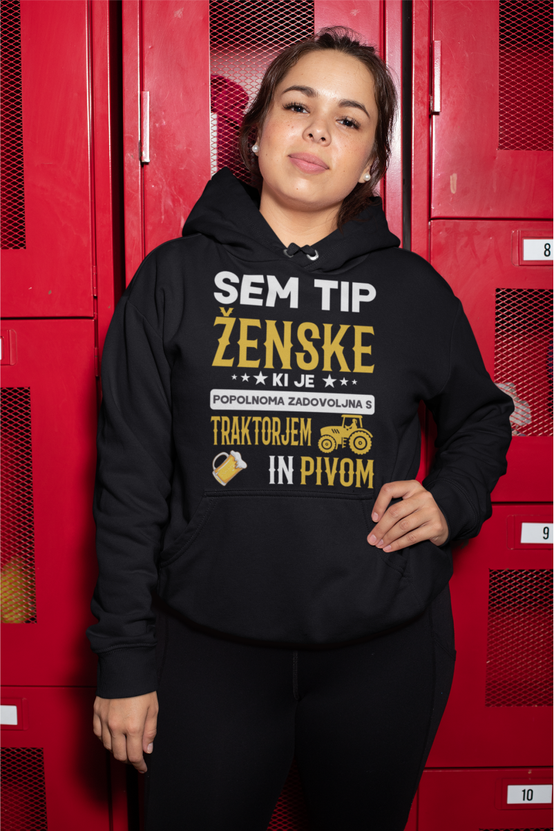 Kapucar Sem Tip Ženske Ki Je Popolnoma Zadovoljna s Traktorjem In Pivom
