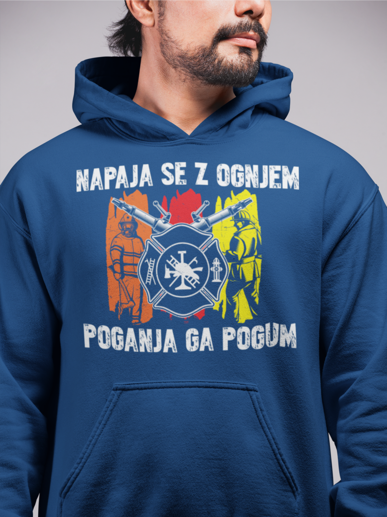 Kapucar Napaja Se Z Ognjem, Poganja Ga Pogum