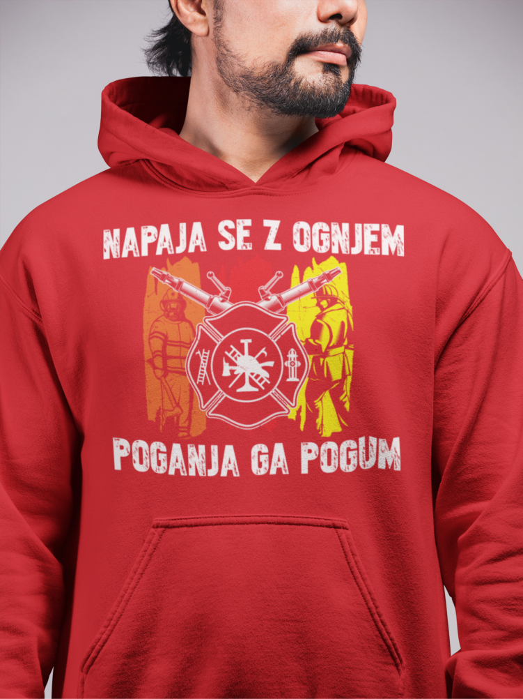 Kapucar Napaja Se Z Ognjem, Poganja Ga Pogum