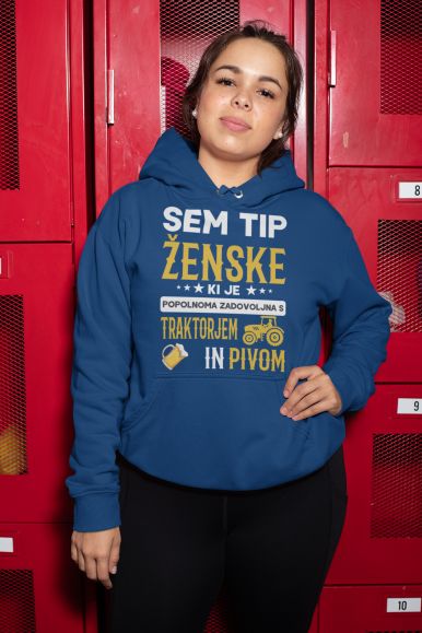Kapucar Sem Tip Ženske Ki Je Popolnoma Zadovoljna s Traktorjem In Pivom