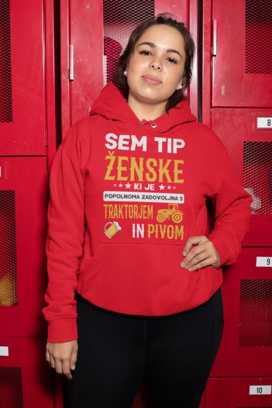 Kapucar Sem Tip Ženske Ki Je Popolnoma Zadovoljna s Traktorjem In Pivom