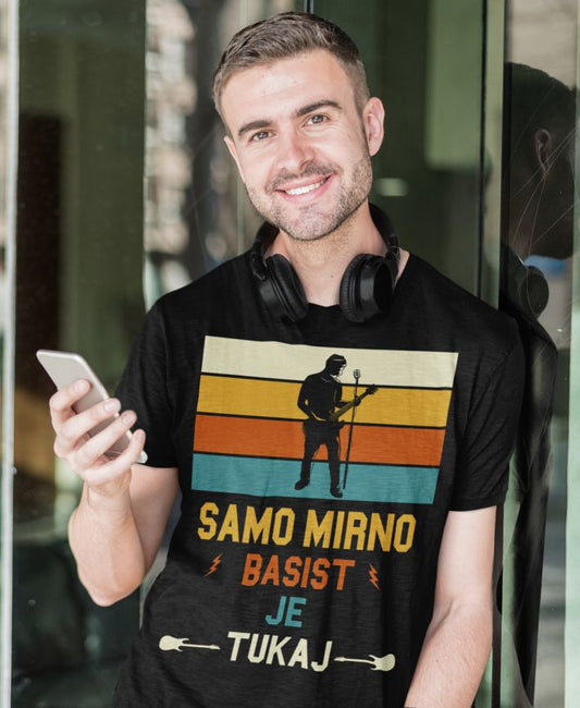 Majica Samo Mirno, Basist Je Tukaj